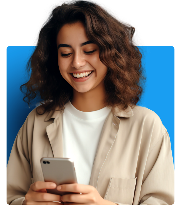 Colaboradora feliz utilizando os serviços do Flit em seu celular